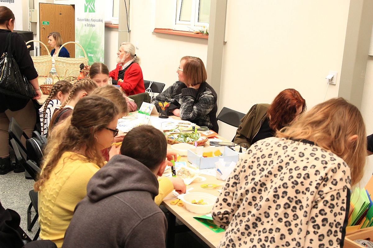 Warsztaty “Ido Śwenta Źelgejnocy” w Muzeum Kultury Kurpiowskiej [19.03.2023] - zdjęcie #14 - eOstroleka.pl