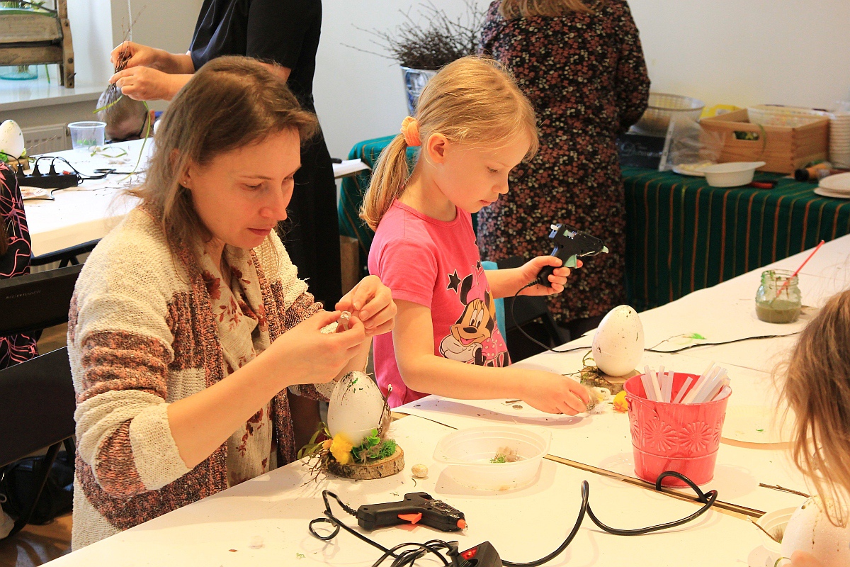 Warsztaty “Ido Śwenta Źelgejnocy” w Muzeum Kultury Kurpiowskiej [19.03.2023] - zdjęcie #10 - eOstroleka.pl