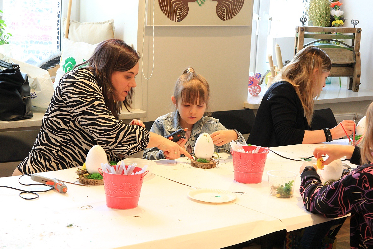 Warsztaty “Ido Śwenta Źelgejnocy” w Muzeum Kultury Kurpiowskiej [19.03.2023] - zdjęcie #8 - eOstroleka.pl