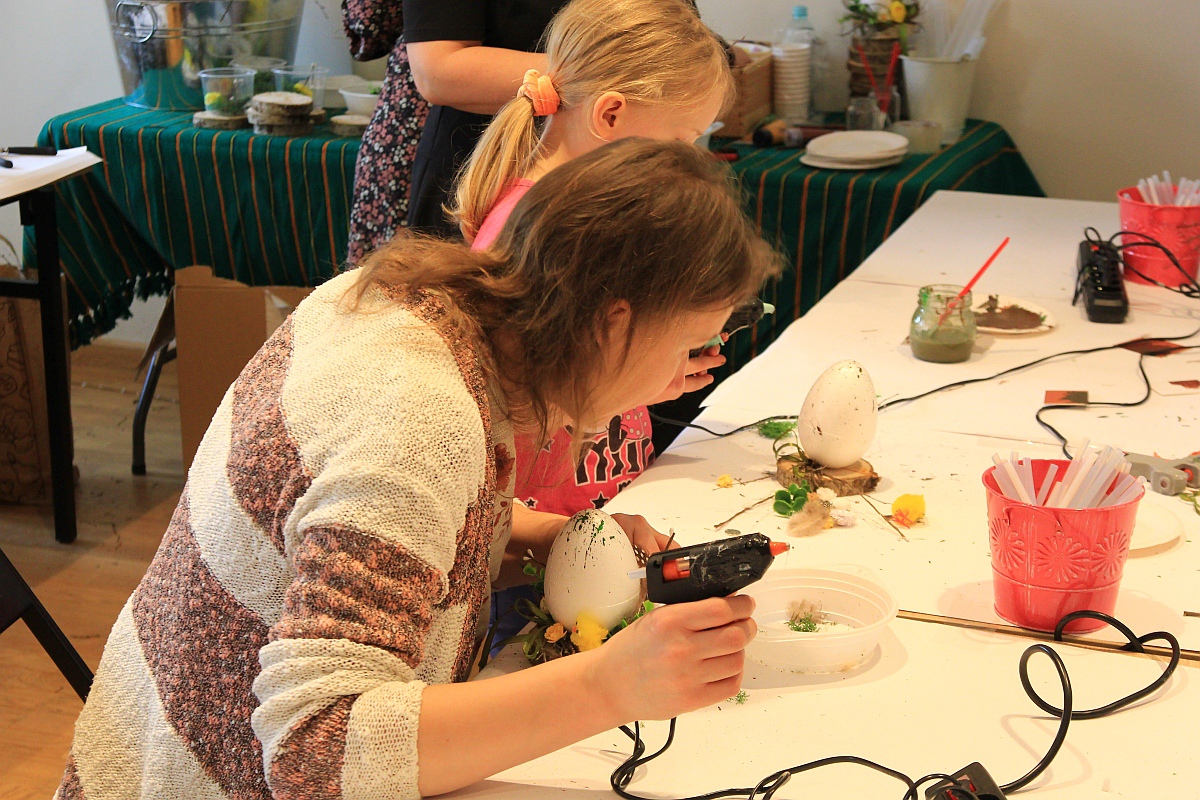 Warsztaty “Ido Śwenta Źelgejnocy” w Muzeum Kultury Kurpiowskiej [19.03.2023] - zdjęcie #7 - eOstroleka.pl