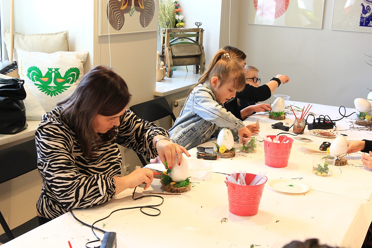 Warsztaty “Ido Śwenta Źelgejnocy” w Muzeum Kultury Kurpiowskiej [19.03.2023] - zdjęcie #2 - eOstroleka.pl