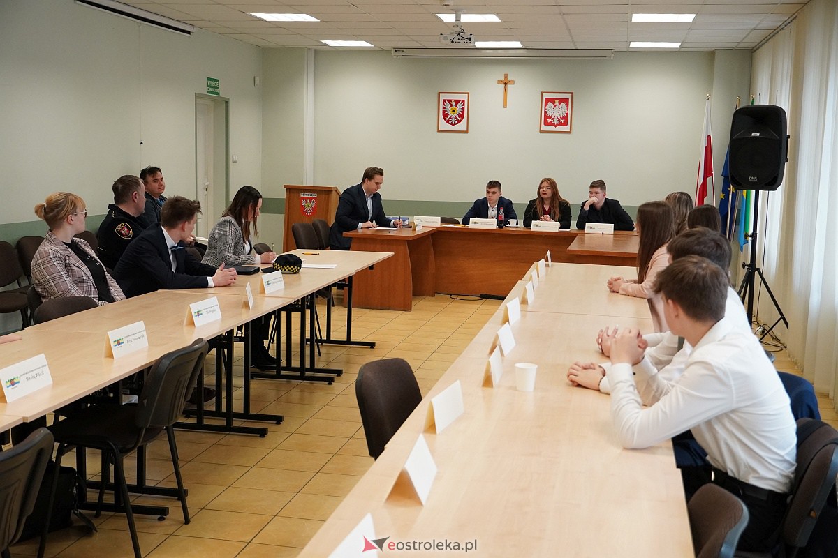 VIII sesja Młodzieżowej Rady Miasta Ostrołęki [20.03.2023] - zdjęcie #6 - eOstroleka.pl