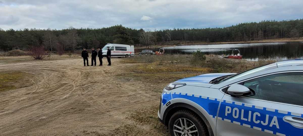 Akcja ratunkowa na Narwi. 59-letni mężczyzna wypadł z łódki [21.03.2023] - zdjęcie #1 - eOstroleka.pl