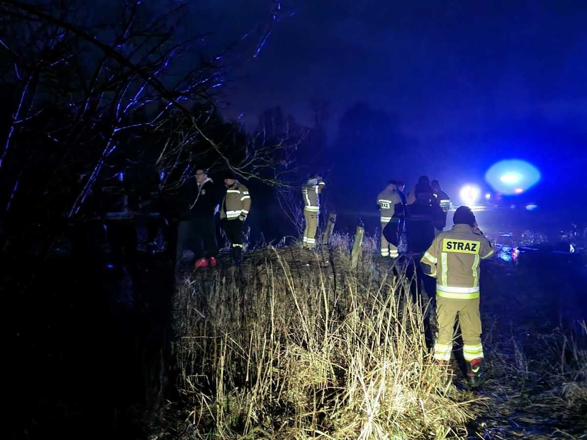 Akcja ratunkowa na Narwi. 59-letni mężczyzna wypadł z łódki [21.03.2023] - zdjęcie #5 - eOstroleka.pl