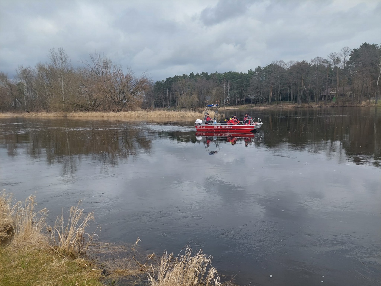 Akcja ratunkowa na Narwi. 59-letni mężczyzna wypadł z łódki [21.03.2023] - zdjęcie #7 - eOstroleka.pl