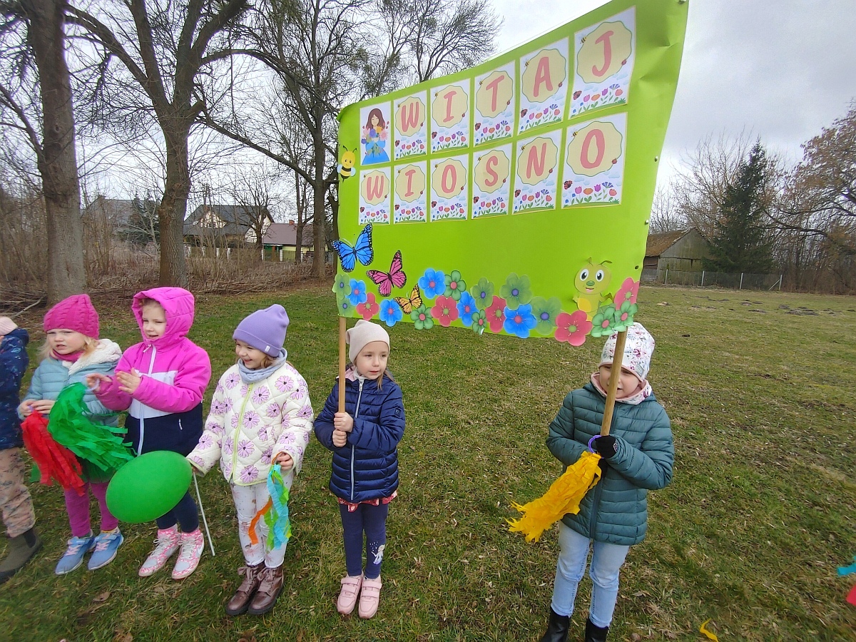 Bajkowe Przedszkole powitało wiosnę [21.03.2023] - zdjęcie #15 - eOstroleka.pl