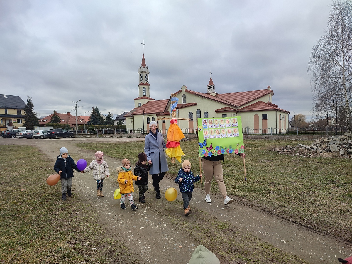 Bajkowe Przedszkole powitało wiosnę [21.03.2023] - zdjęcie #13 - eOstroleka.pl