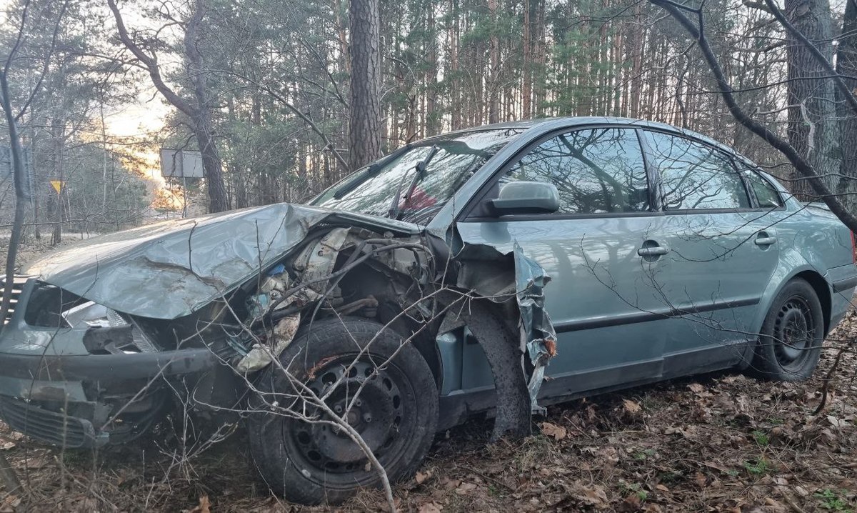 Policyjny pościg za nastoletnim piratem drogowym. 18-latek rozbił auto o drzewo! [22.03.2023] - zdjęcie #4 - eOstroleka.pl