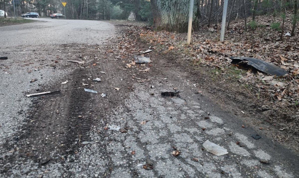 Policyjny pościg za nastoletnim piratem drogowym. 18-latek rozbił auto o drzewo! [22.03.2023] - zdjęcie #4 - eOstroleka.pl