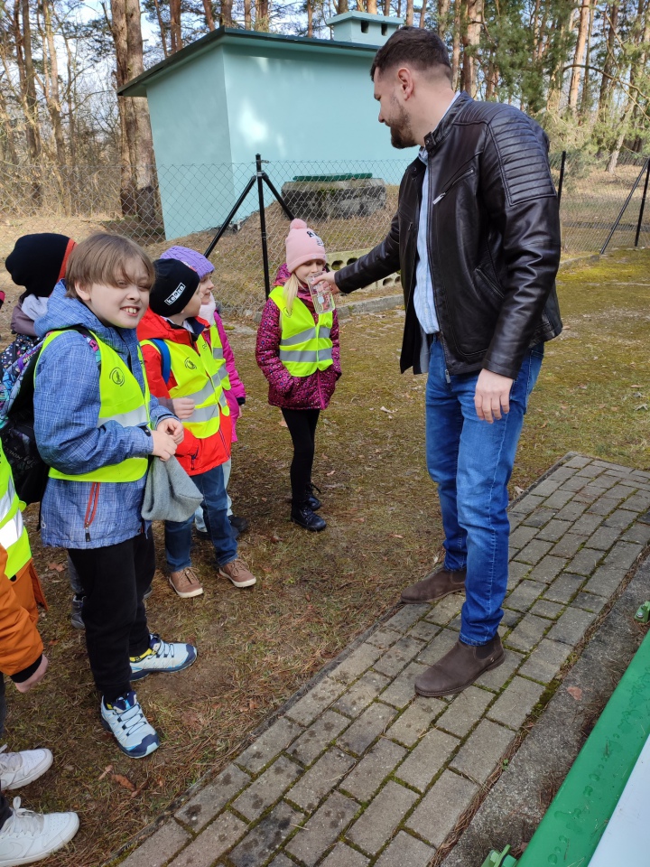 Światowy Dzień Wody z OPWiK. Zakład odwiedziło kilka grup szkolnych [23.03.2023] - zdjęcie #10 - eOstroleka.pl