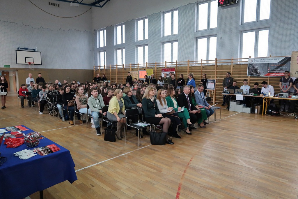 Szkoły z powiatu promowały się na targach edukacyjnych w Surowem - zdjęcie #1 - eOstroleka.pl