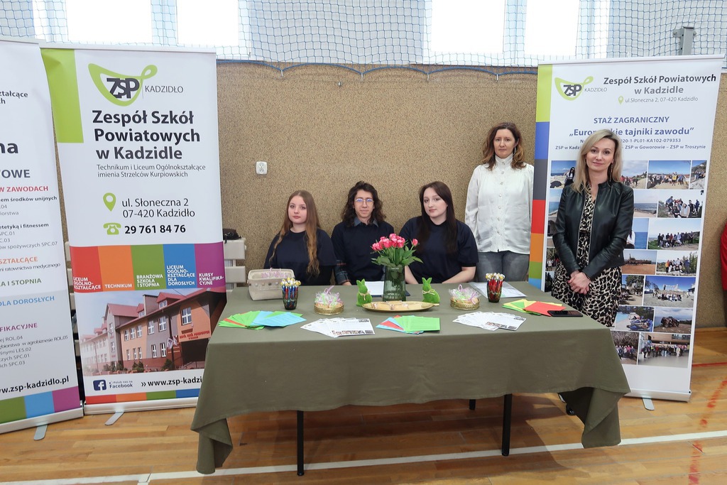 Szkoły z powiatu promowały się na targach edukacyjnych w Surowem - zdjęcie #12 - eOstroleka.pl