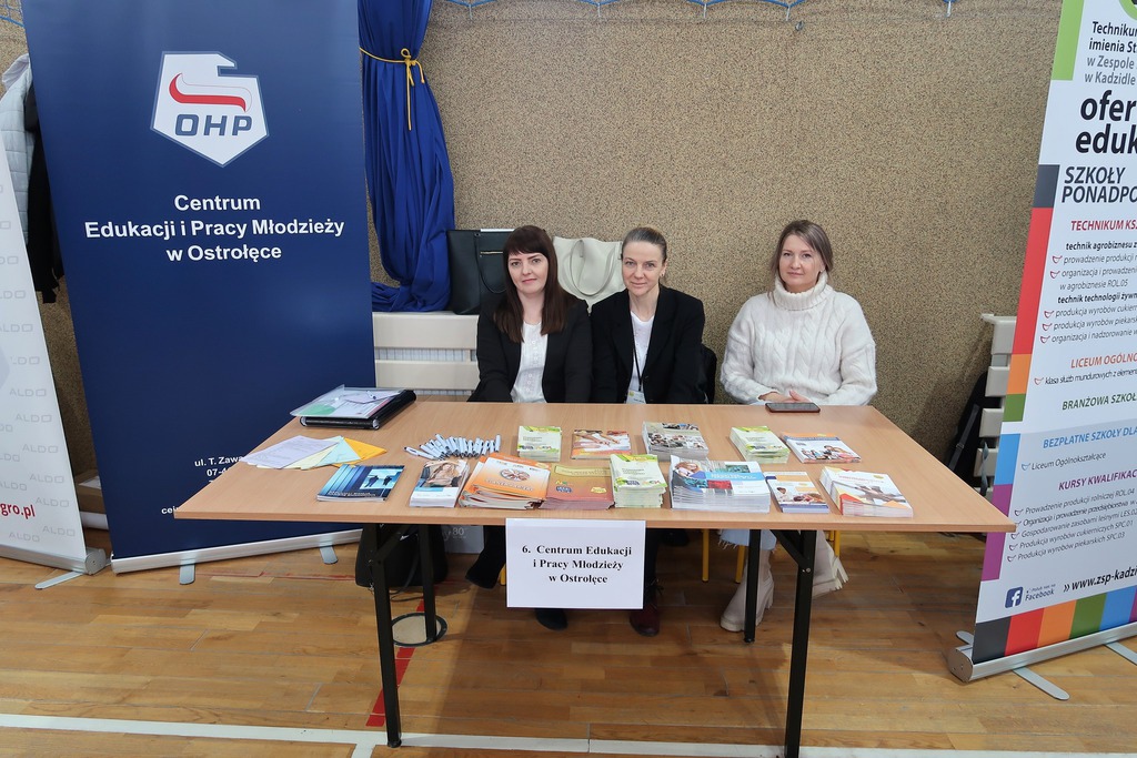 Szkoły z powiatu promowały się na targach edukacyjnych w Surowem - zdjęcie #10 - eOstroleka.pl