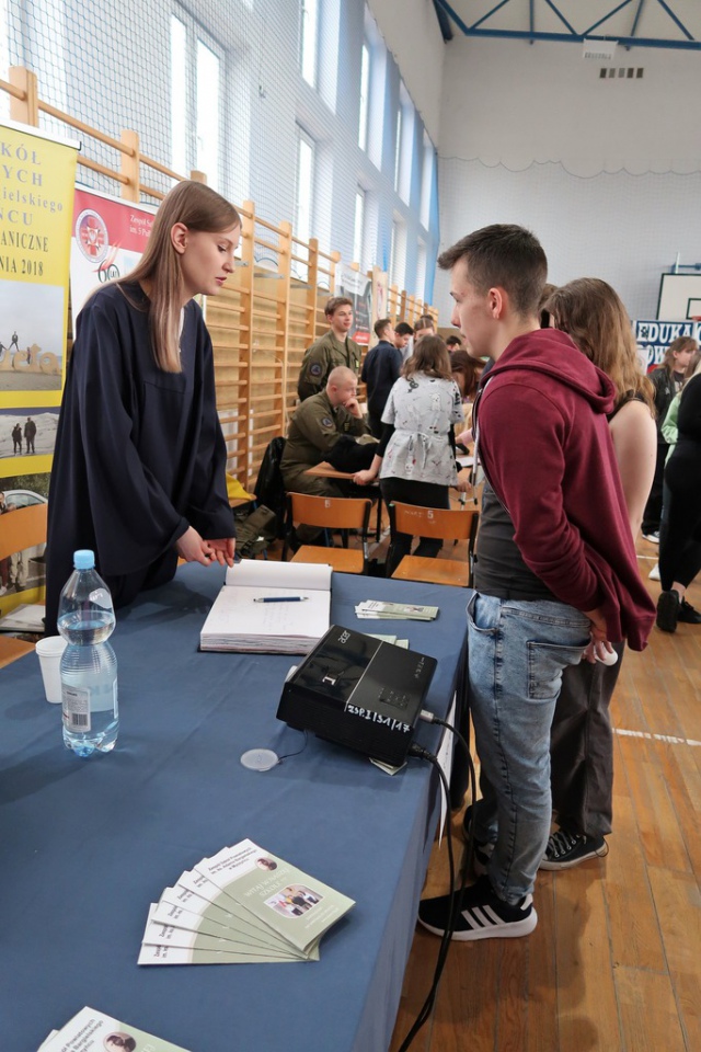Szkoły z powiatu promowały się na targach edukacyjnych w Surowem - zdjęcie #16 - eOstroleka.pl