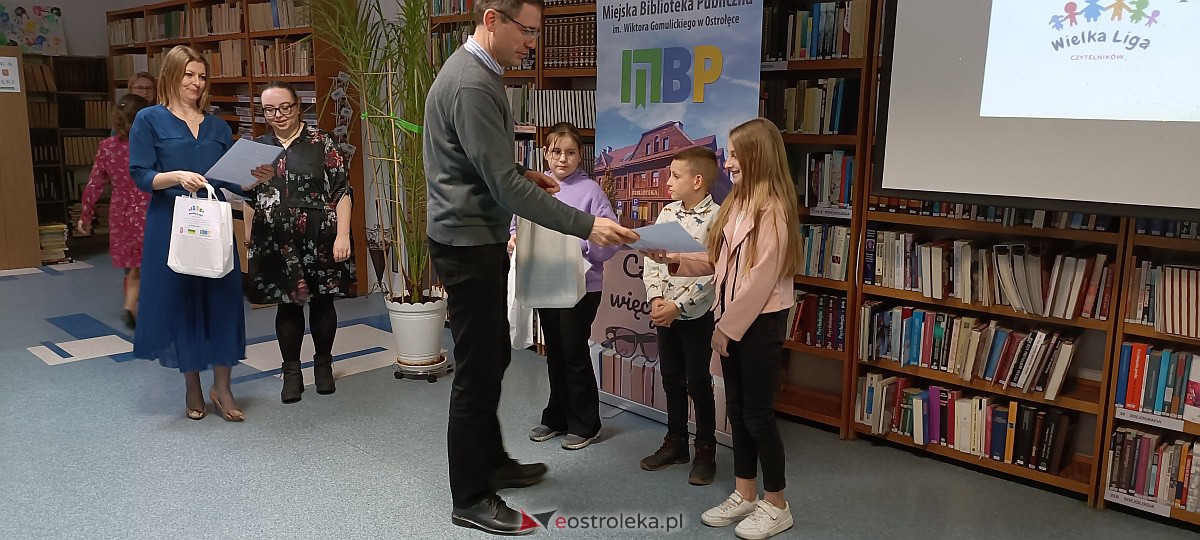 Powiatowa Liga Czytelników Podsumowana. Liderom nagrody wręczał m.in. Paweł Beręsewicz [23.03.3023] - zdjęcie #48 - eOstroleka.pl