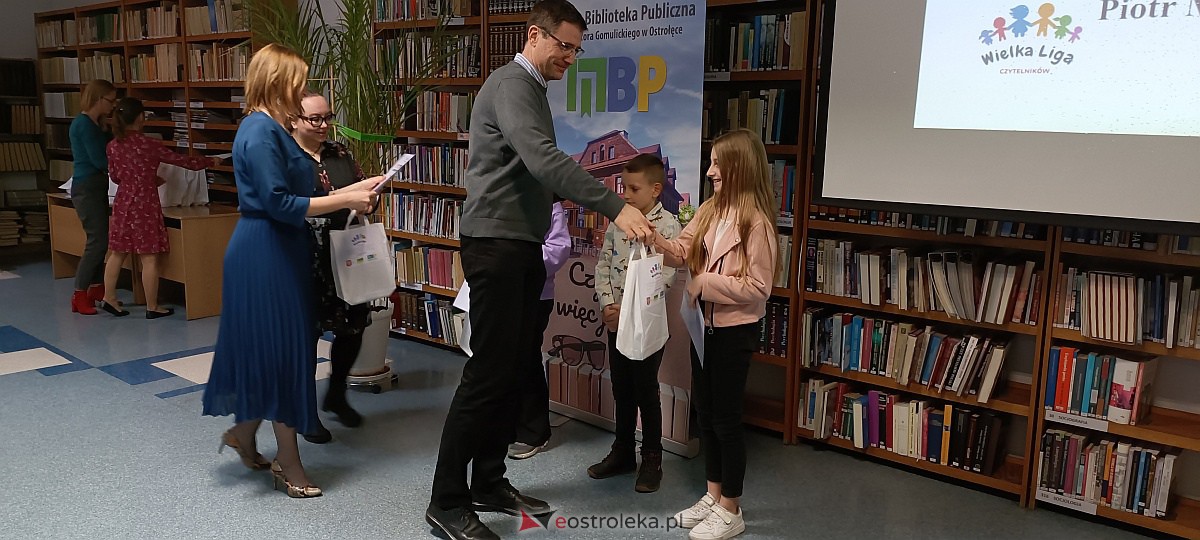 Powiatowa Liga Czytelników Podsumowana. Liderom nagrody wręczał m.in. Paweł Beręsewicz [23.03.3023] - zdjęcie #47 - eOstroleka.pl