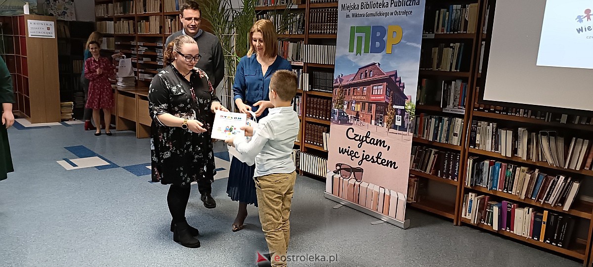 Powiatowa Liga Czytelników Podsumowana. Liderom nagrody wręczał m.in. Paweł Beręsewicz [23.03.3023] - zdjęcie #17 - eOstroleka.pl