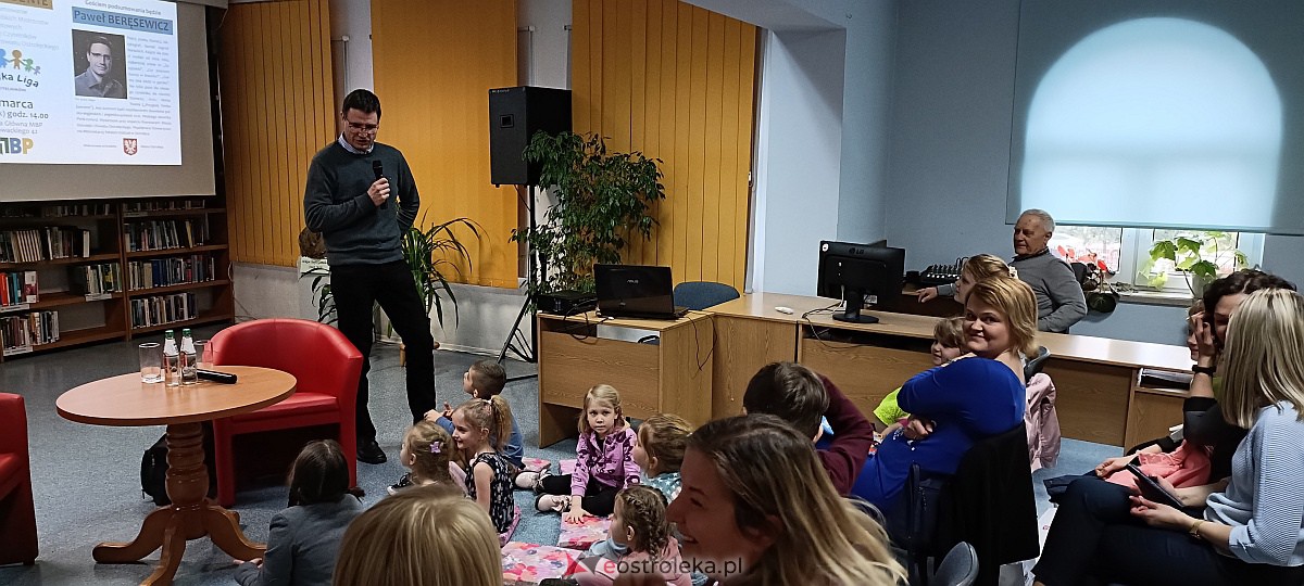 Powiatowa Liga Czytelników Podsumowana. Liderom nagrody wręczał m.in. Paweł Beręsewicz [23.03.3023] - zdjęcie #1 - eOstroleka.pl