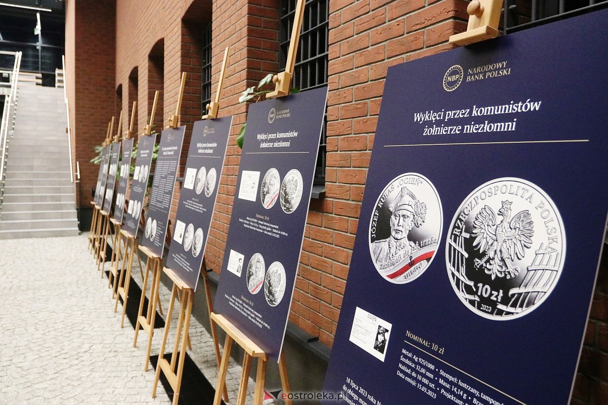 Wystawa czasowa monet kolekcjonerskich NBP w Ostrołęce [23.03.2023] - zdjęcie #11 - eOstroleka.pl