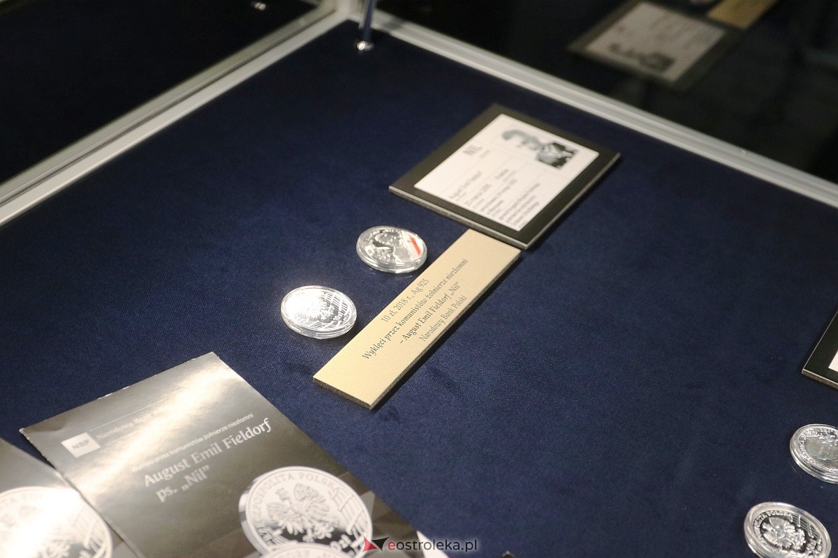 Wystawa czasowa monet kolekcjonerskich NBP w Ostrołęce [23.03.2023] - zdjęcie #16 - eOstroleka.pl