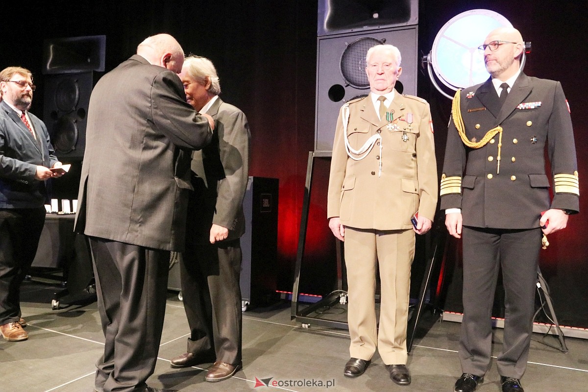 Wręczenie odznak „Krzyż Pamięci Niezłomnych Żołnierzy Wyklętych 1944-1963” [23.03.2023] - zdjęcie #16 - eOstroleka.pl