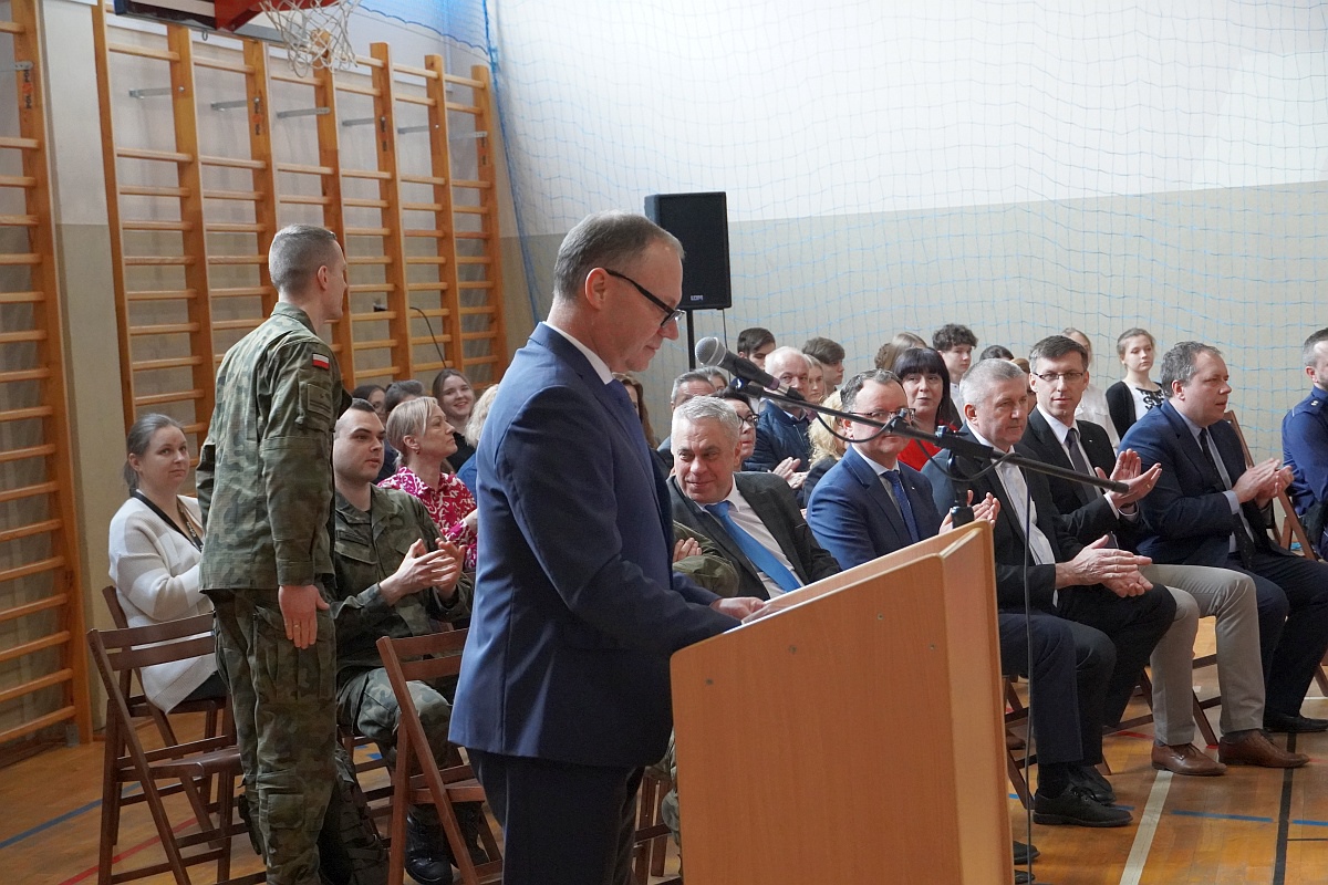 Przekazanie sprzętu wojskowego i sportowego ZSP Myszyniec [27.03.2023] - zdjęcie #1 - eOstroleka.pl