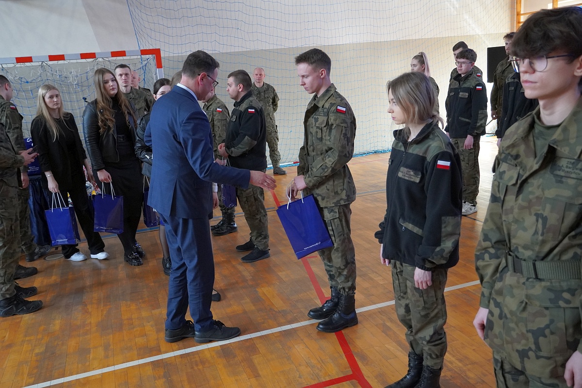 Przekazanie sprzętu wojskowego i sportowego ZSP Myszyniec [27.03.2023] - zdjęcie #57 - eOstroleka.pl