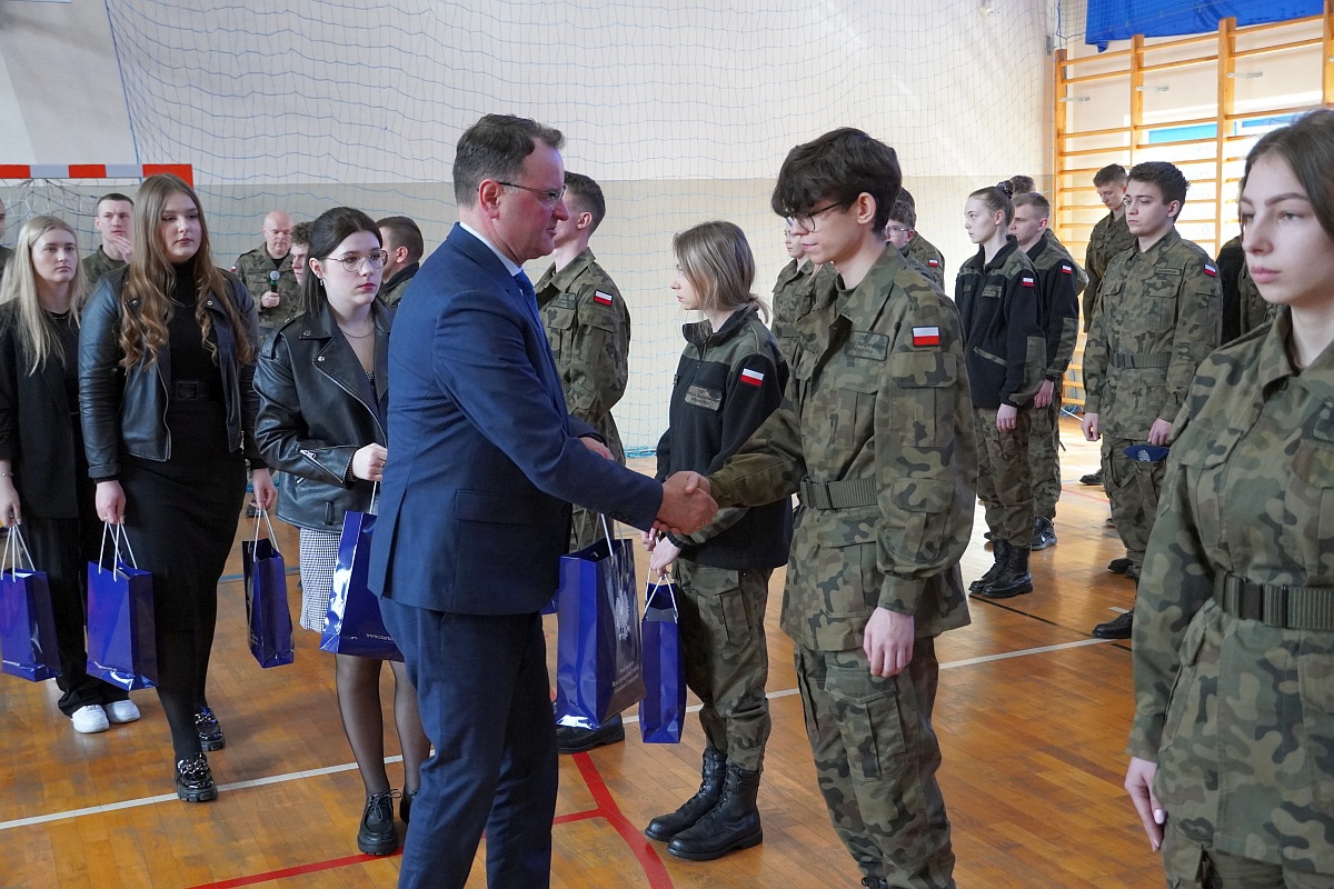 Przekazanie sprzętu wojskowego i sportowego ZSP Myszyniec [27.03.2023] - zdjęcie #56 - eOstroleka.pl