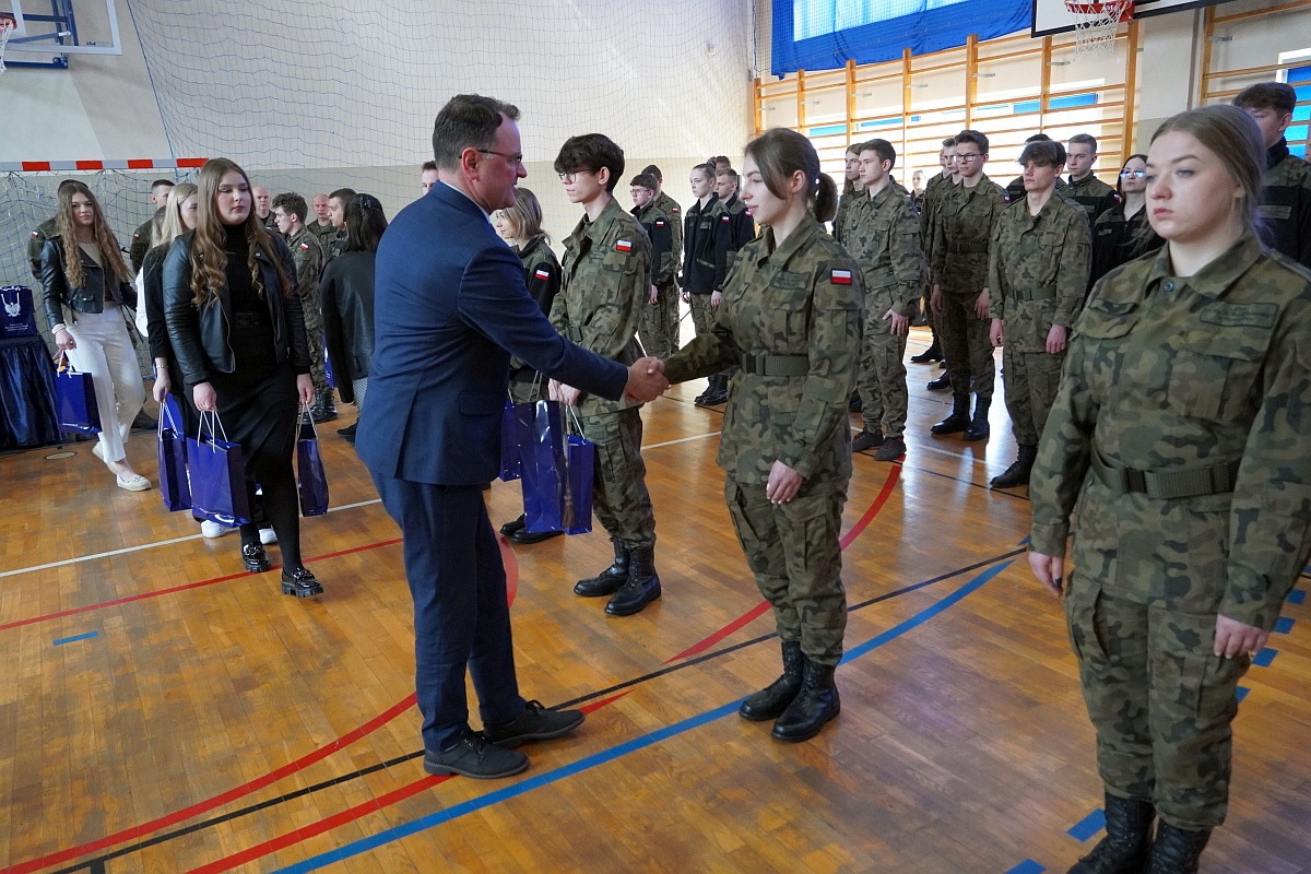 Przekazanie sprzętu wojskowego i sportowego ZSP Myszyniec [27.03.2023] - zdjęcie #55 - eOstroleka.pl
