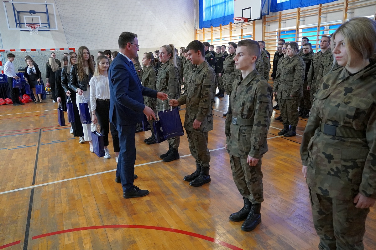 Przekazanie sprzętu wojskowego i sportowego ZSP Myszyniec [27.03.2023] - zdjęcie #51 - eOstroleka.pl