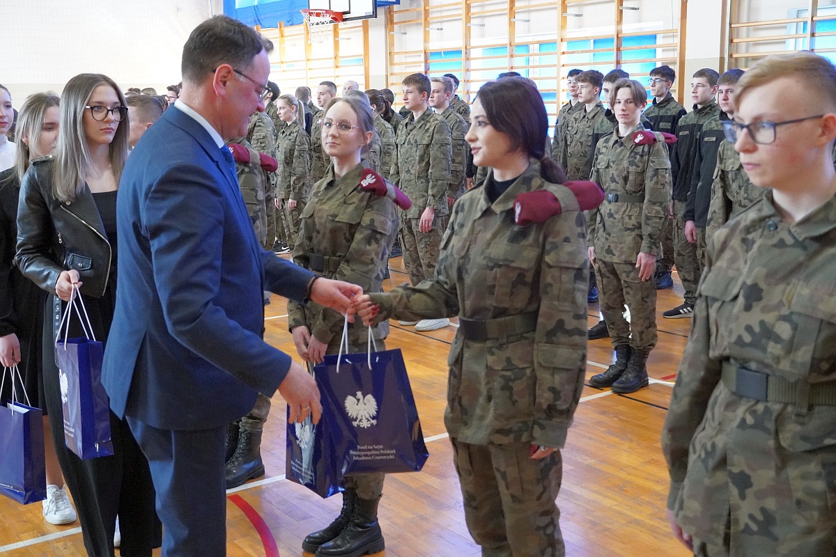 Przekazanie sprzętu wojskowego i sportowego ZSP Myszyniec [27.03.2023] - zdjęcie #48 - eOstroleka.pl