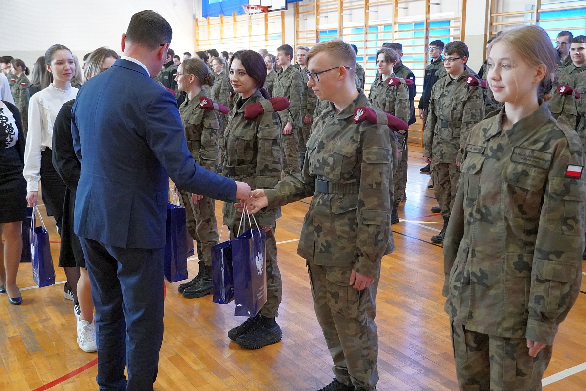 Przekazanie sprzętu wojskowego i sportowego ZSP Myszyniec [27.03.2023] - zdjęcie #47 - eOstroleka.pl