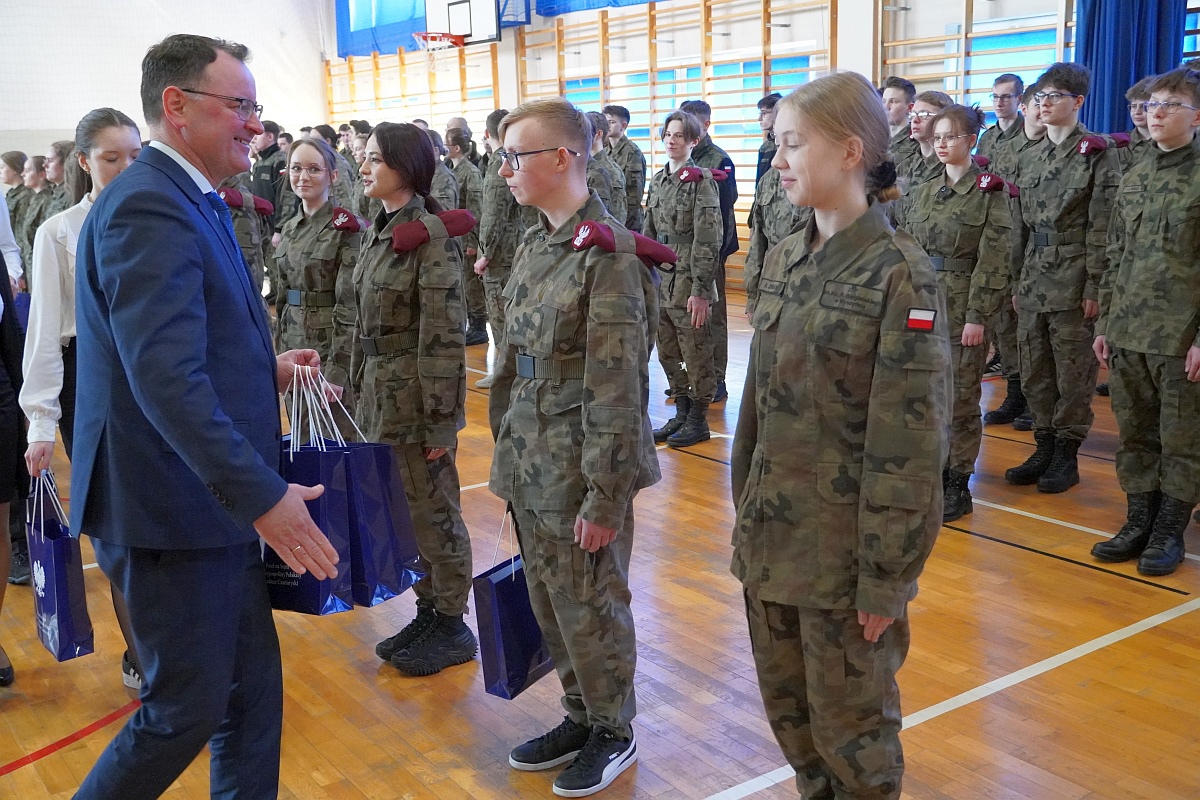 Przekazanie sprzętu wojskowego i sportowego ZSP Myszyniec [27.03.2023] - zdjęcie #46 - eOstroleka.pl