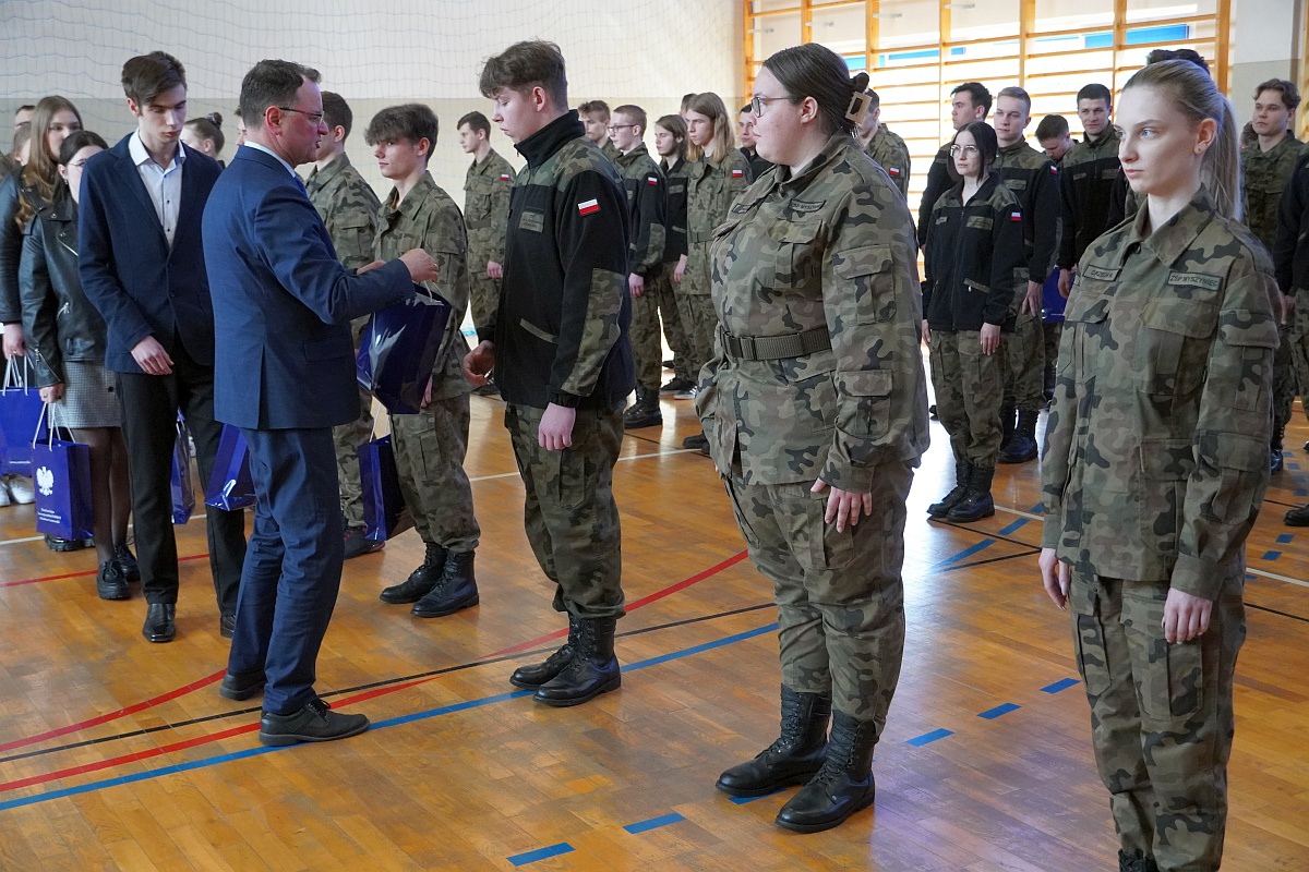 Przekazanie sprzętu wojskowego i sportowego ZSP Myszyniec [27.03.2023] - zdjęcie #38 - eOstroleka.pl
