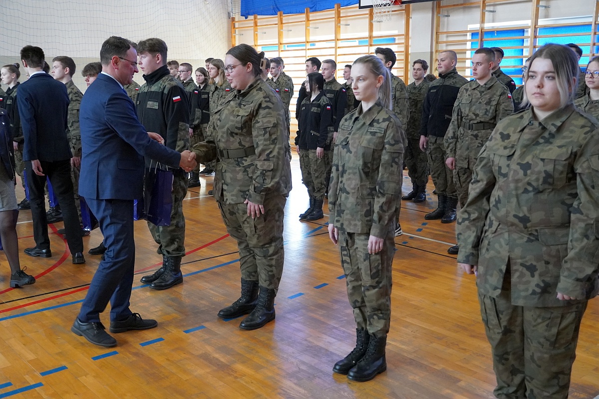 Przekazanie sprzętu wojskowego i sportowego ZSP Myszyniec [27.03.2023] - zdjęcie #37 - eOstroleka.pl