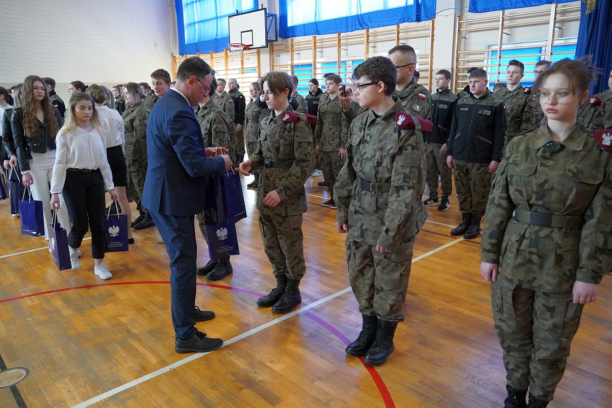 Przekazanie sprzętu wojskowego i sportowego ZSP Myszyniec [27.03.2023] - zdjęcie #36 - eOstroleka.pl