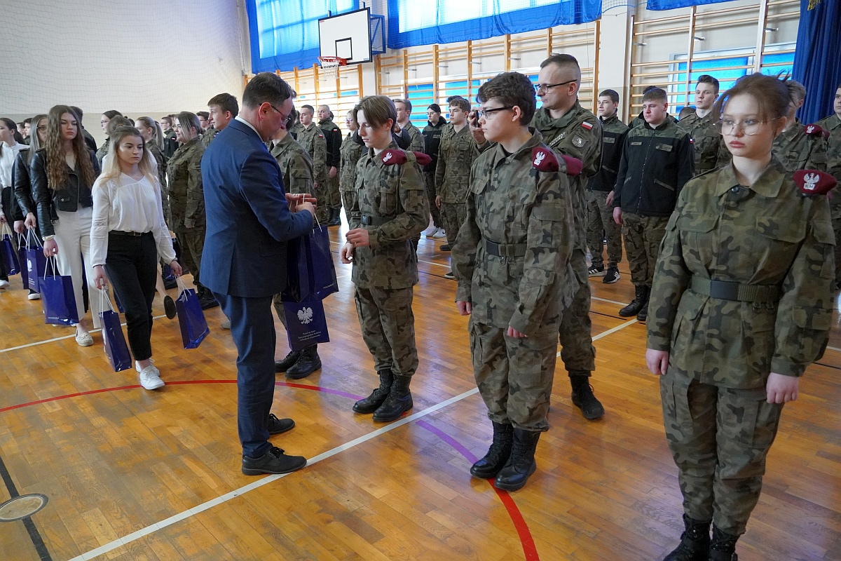 Przekazanie sprzętu wojskowego i sportowego ZSP Myszyniec [27.03.2023] - zdjęcie #62 - eOstroleka.pl