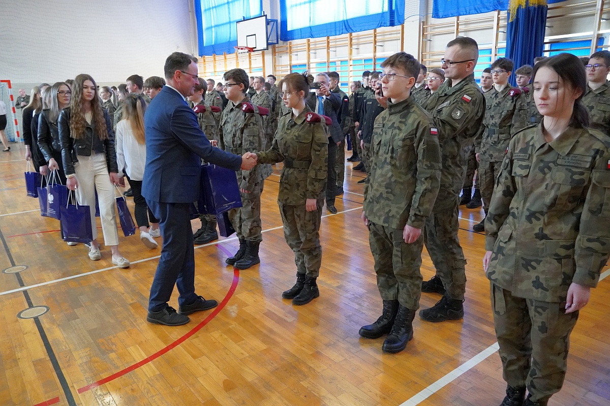 Przekazanie sprzętu wojskowego i sportowego ZSP Myszyniec [27.03.2023] - zdjęcie #34 - eOstroleka.pl