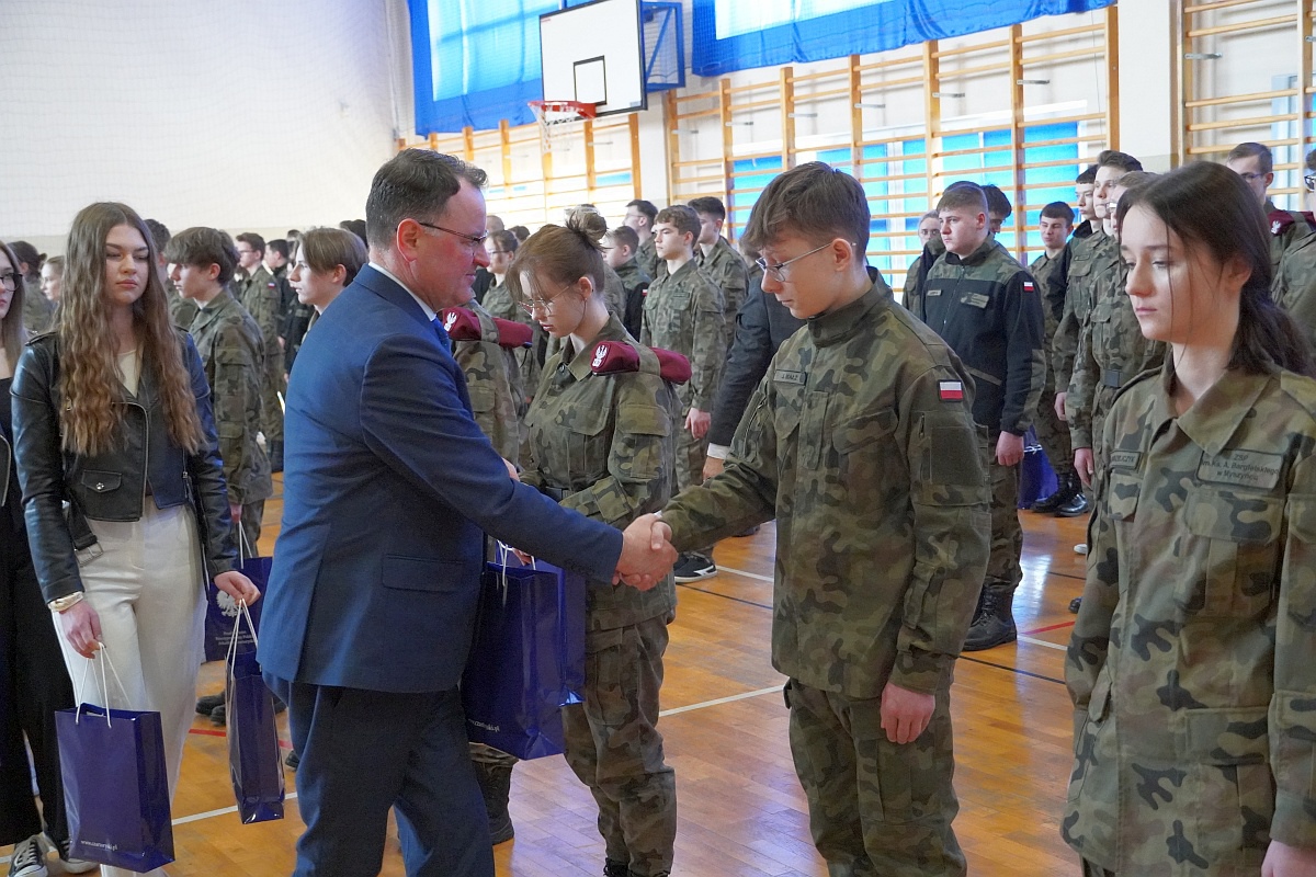 Przekazanie sprzętu wojskowego i sportowego ZSP Myszyniec [27.03.2023] - zdjęcie #33 - eOstroleka.pl