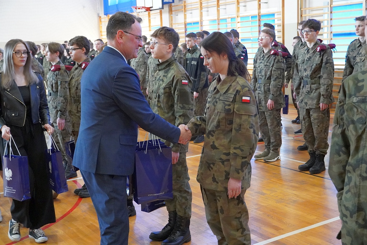 Przekazanie sprzętu wojskowego i sportowego ZSP Myszyniec [27.03.2023] - zdjęcie #31 - eOstroleka.pl