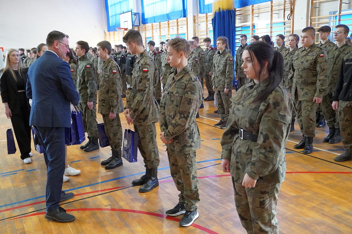 Przekazanie sprzętu wojskowego i sportowego ZSP Myszyniec [27.03.2023] - zdjęcie #28 - eOstroleka.pl