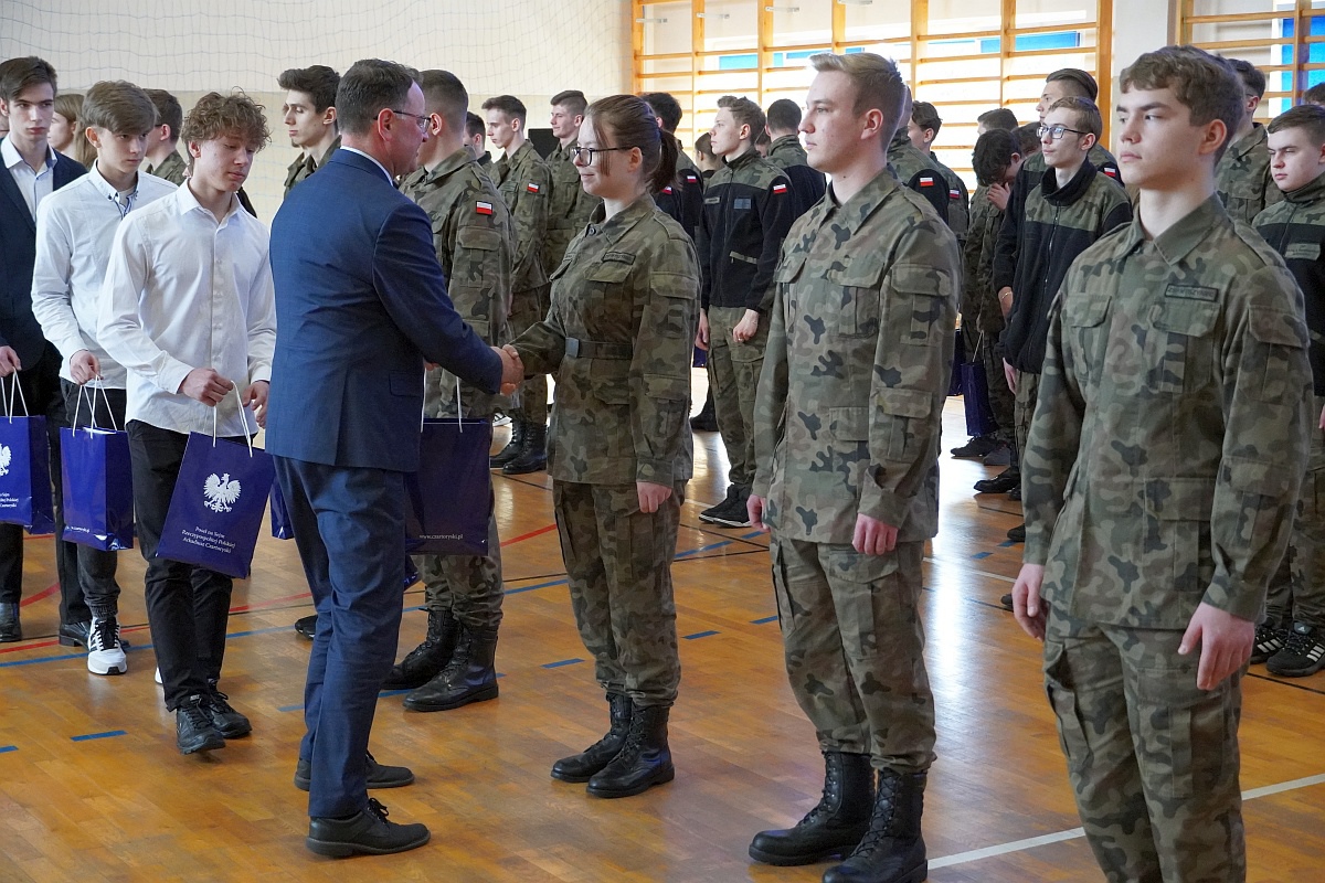Przekazanie sprzętu wojskowego i sportowego ZSP Myszyniec [27.03.2023] - zdjęcie #24 - eOstroleka.pl
