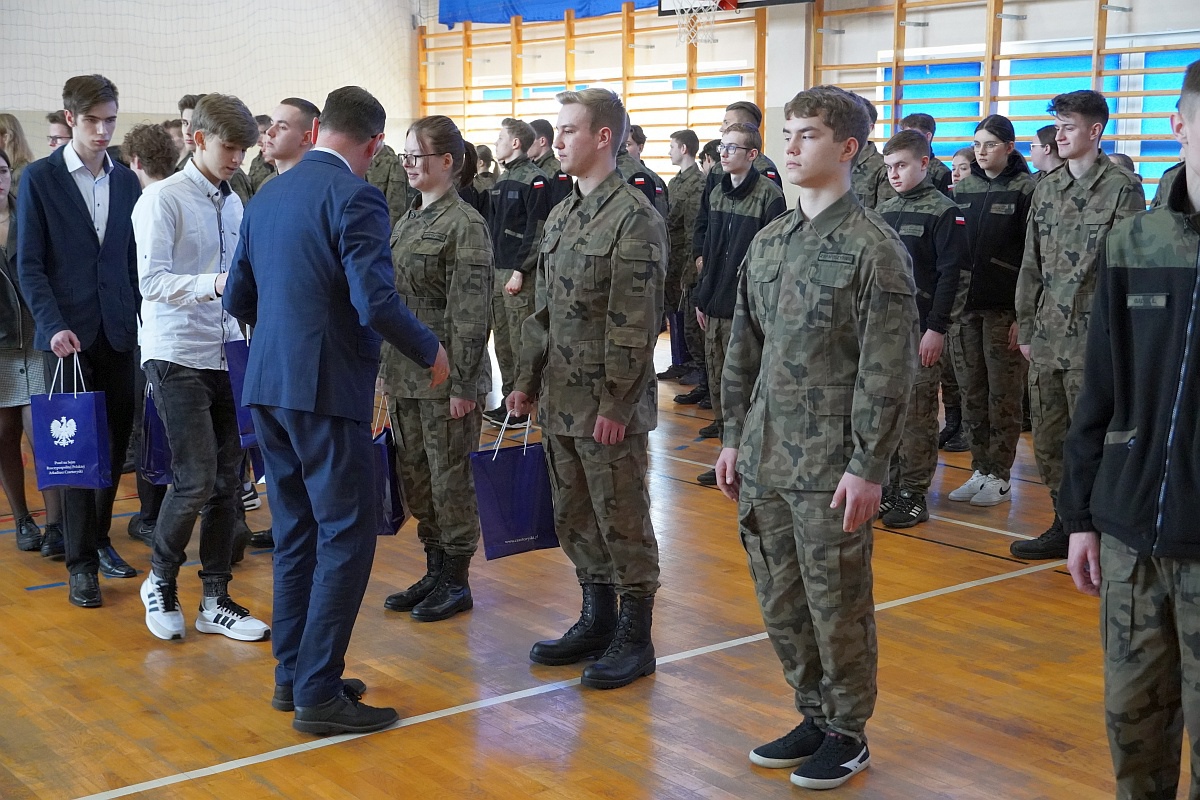 Przekazanie sprzętu wojskowego i sportowego ZSP Myszyniec [27.03.2023] - zdjęcie #23 - eOstroleka.pl