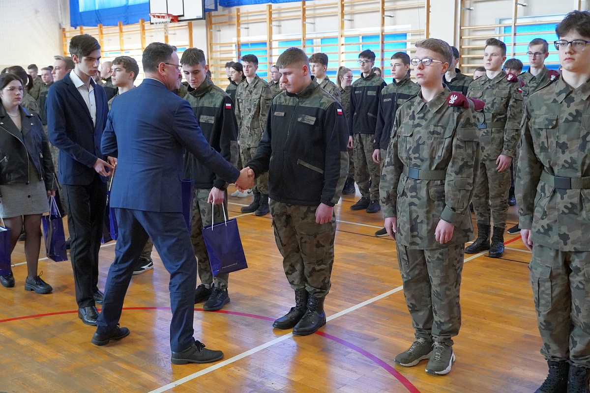 Przekazanie sprzętu wojskowego i sportowego ZSP Myszyniec [27.03.2023] - zdjęcie #22 - eOstroleka.pl