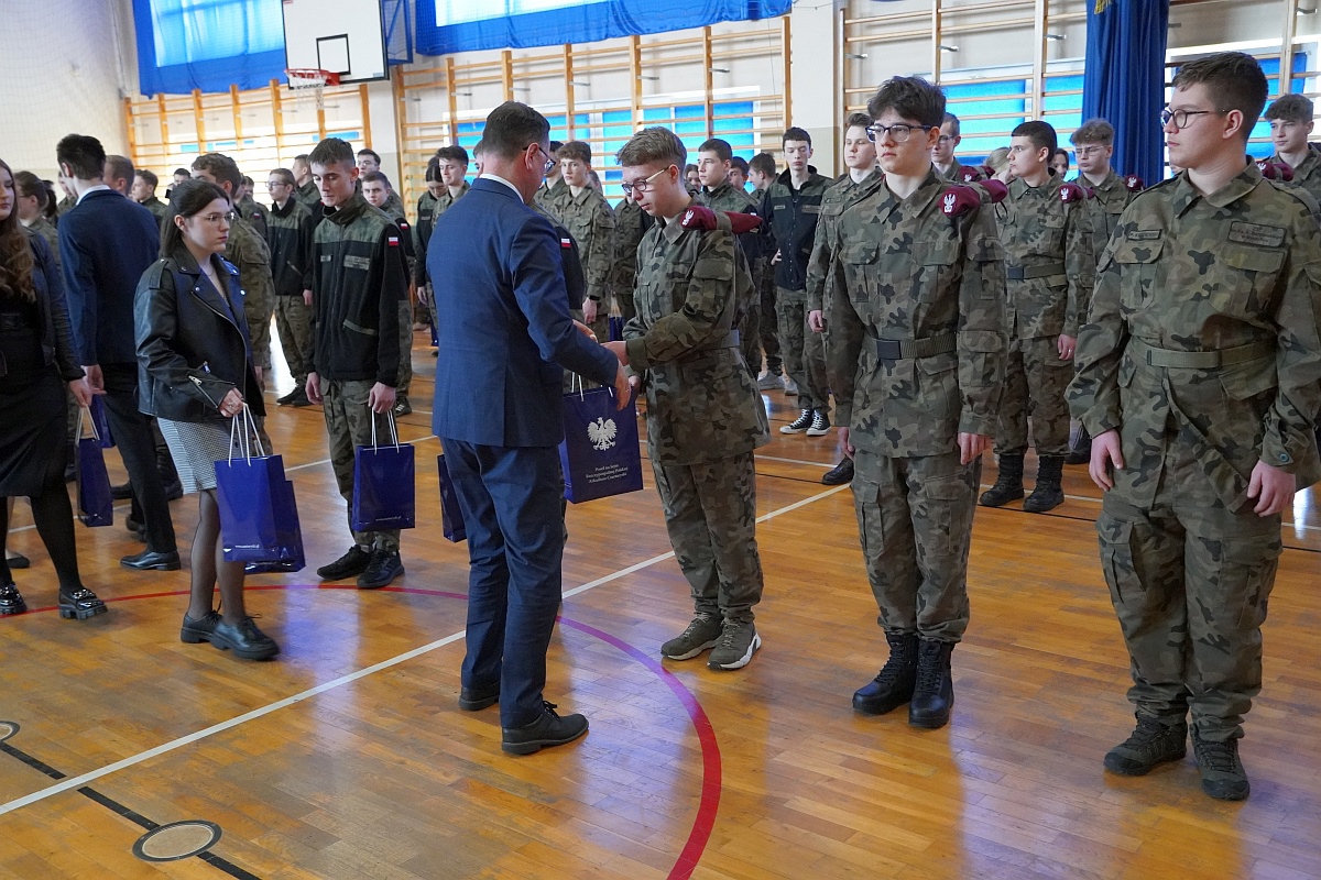 Przekazanie sprzętu wojskowego i sportowego ZSP Myszyniec [27.03.2023] - zdjęcie #21 - eOstroleka.pl