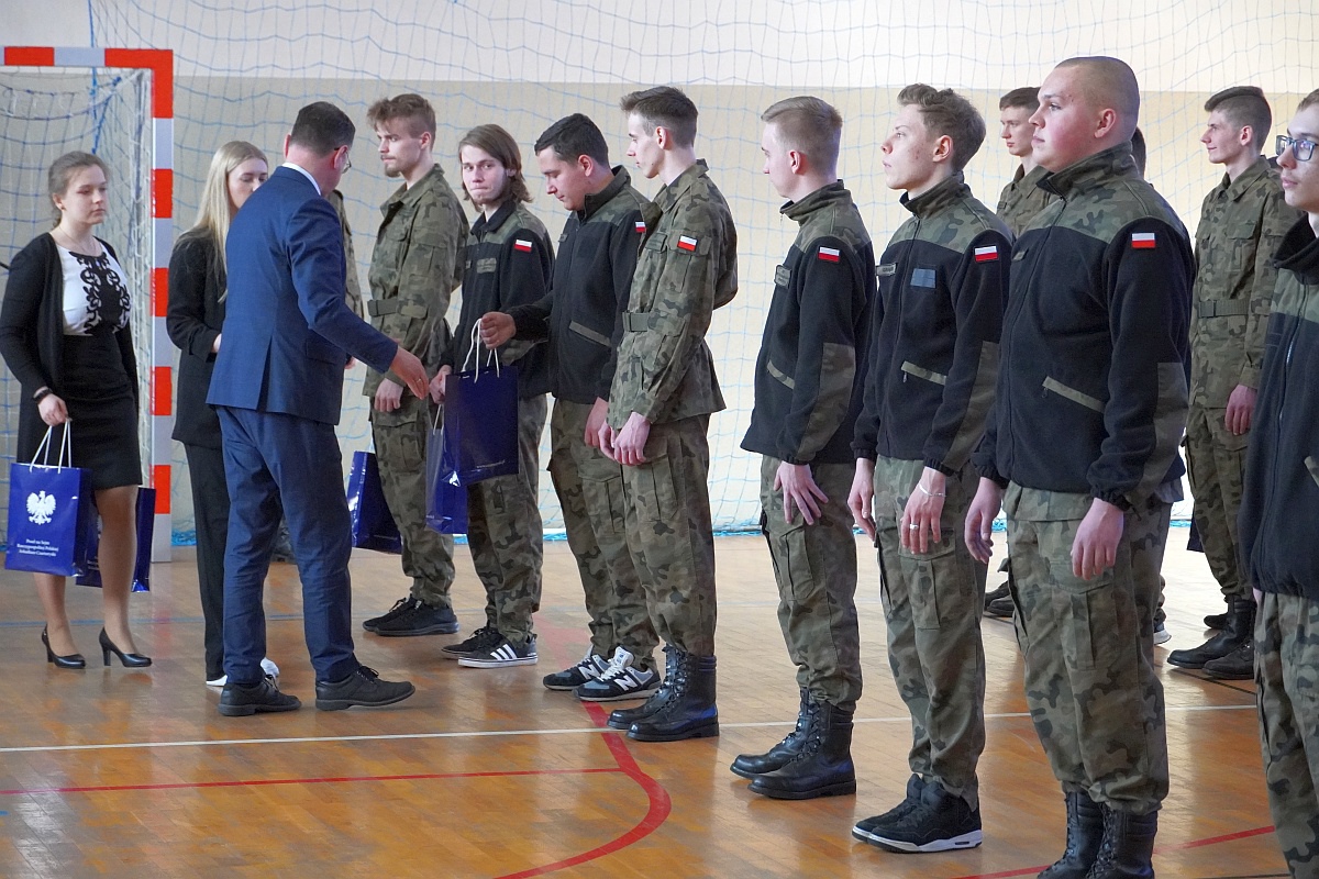 Przekazanie sprzętu wojskowego i sportowego ZSP Myszyniec [27.03.2023] - zdjęcie #20 - eOstroleka.pl