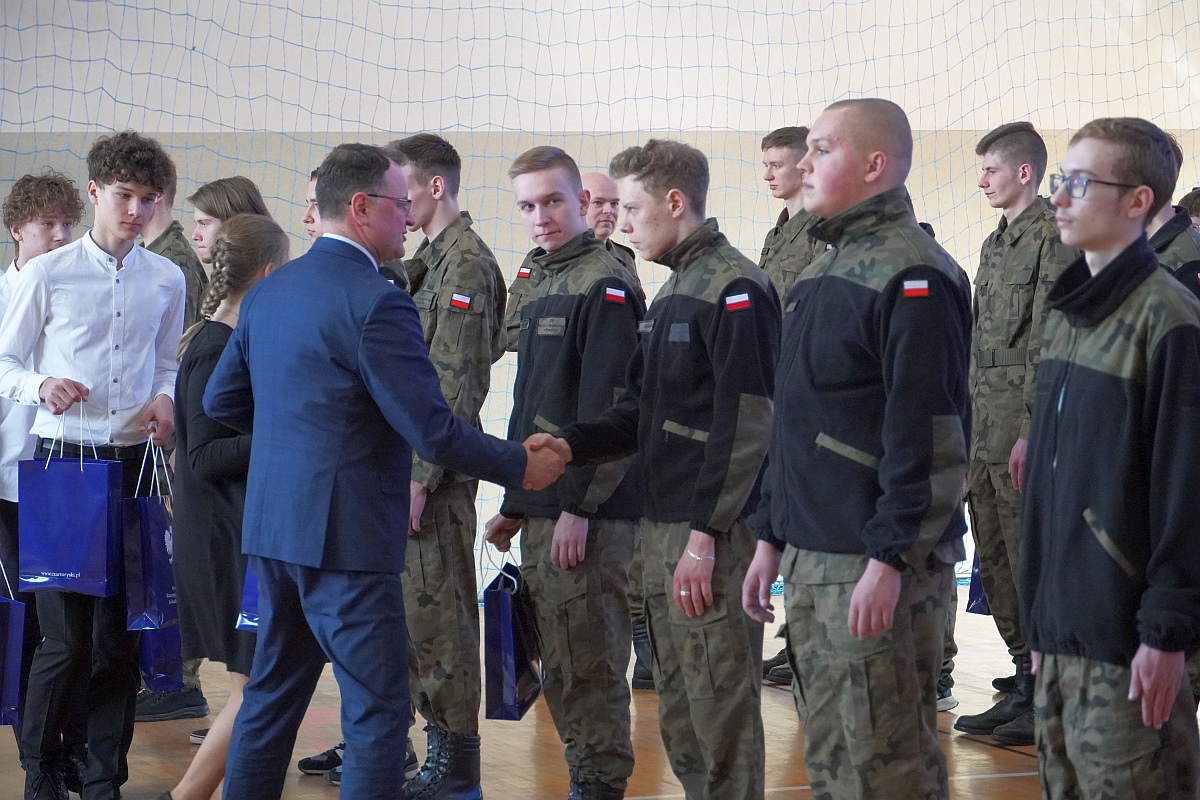 Przekazanie sprzętu wojskowego i sportowego ZSP Myszyniec [27.03.2023] - zdjęcie #18 - eOstroleka.pl