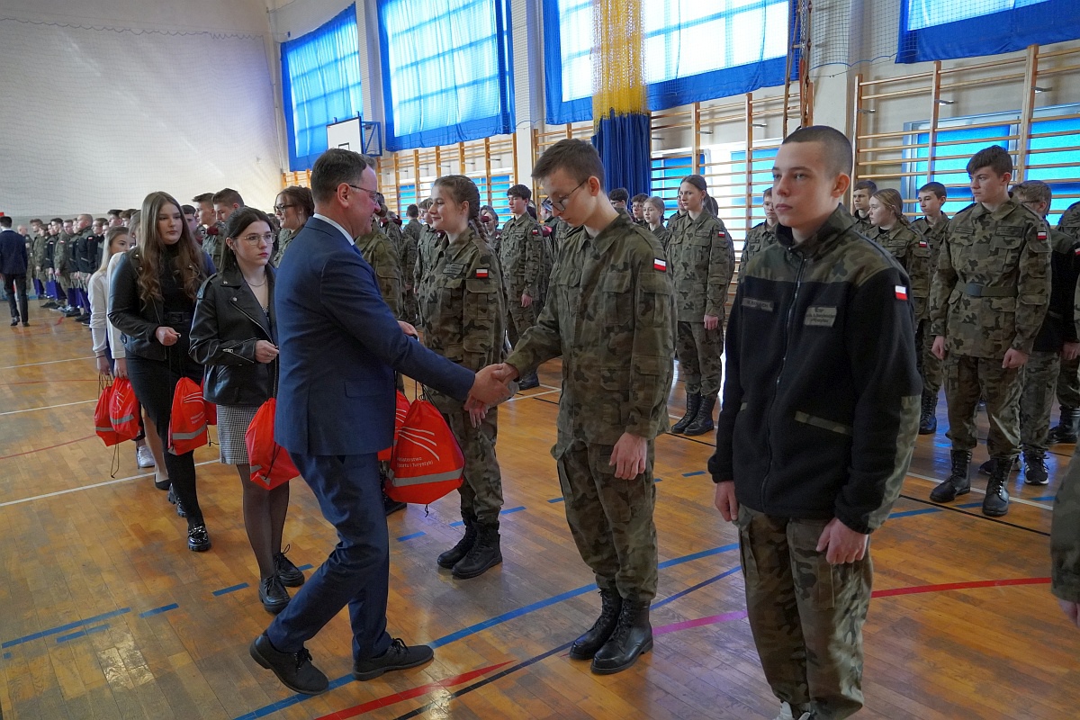 Przekazanie sprzętu wojskowego i sportowego ZSP Myszyniec [27.03.2023] - zdjęcie #13 - eOstroleka.pl