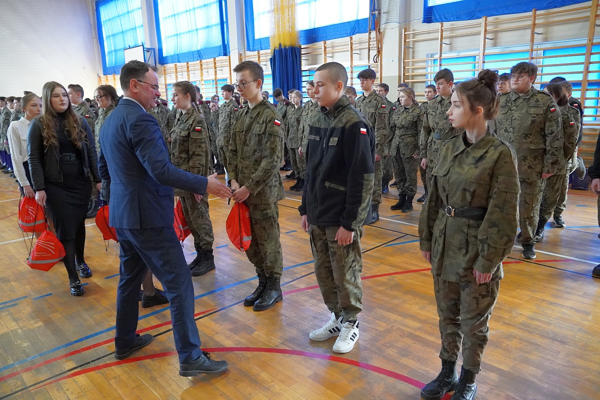 Przekazanie sprzętu wojskowego i sportowego ZSP Myszyniec [27.03.2023] - zdjęcie #12 - eOstroleka.pl