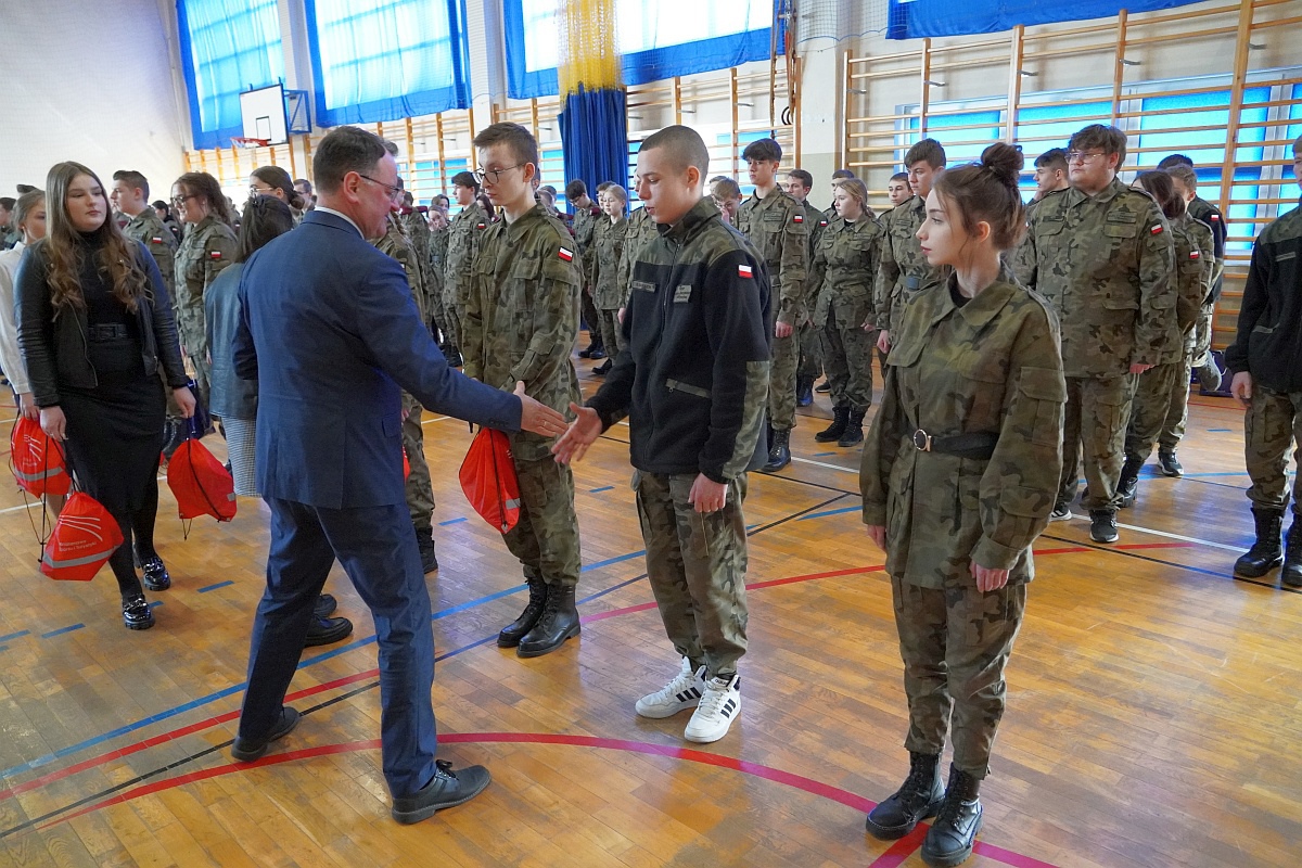 Przekazanie sprzętu wojskowego i sportowego ZSP Myszyniec [27.03.2023] - zdjęcie #11 - eOstroleka.pl